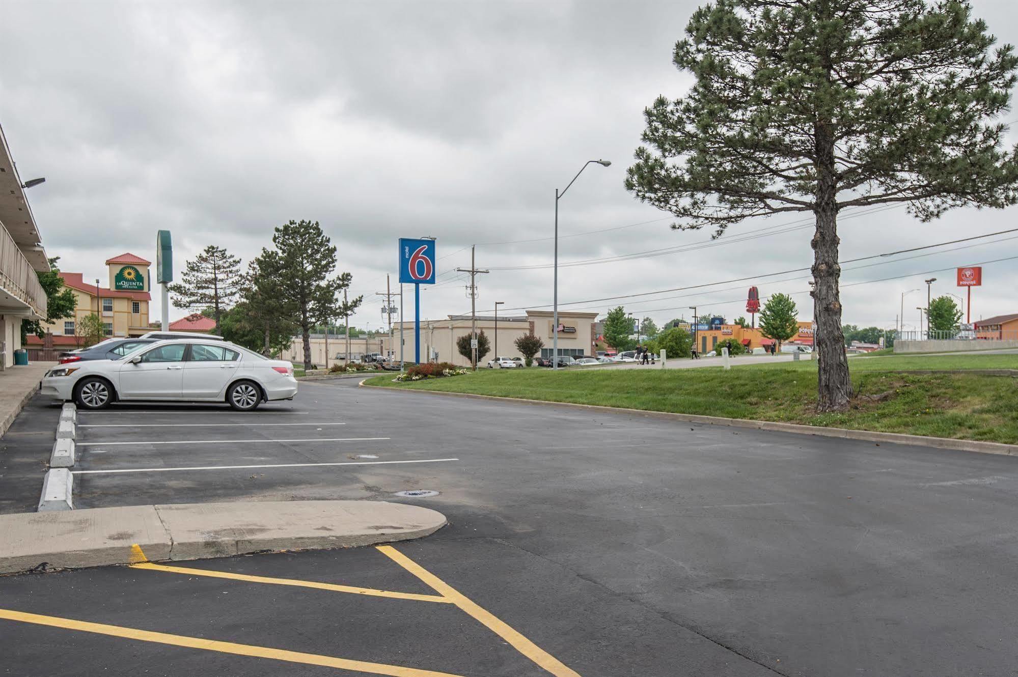 Motel 6 Kansas City, Mo - Airport エクステリア 写真
