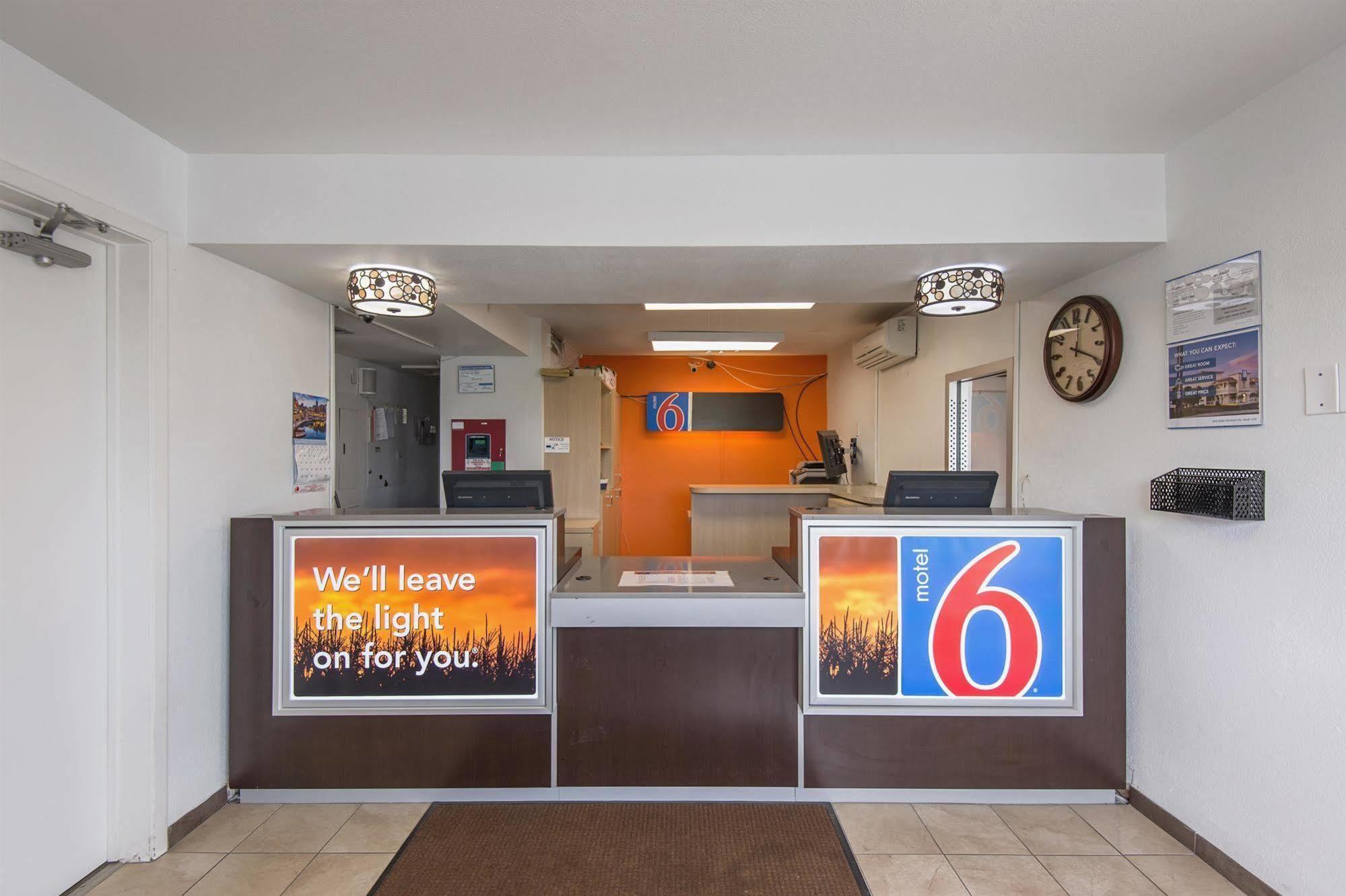 Motel 6 Kansas City, Mo - Airport エクステリア 写真